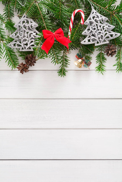 Decoración de Navidad, adornos y marco de guirnalda de fondo
 - Foto, imagen