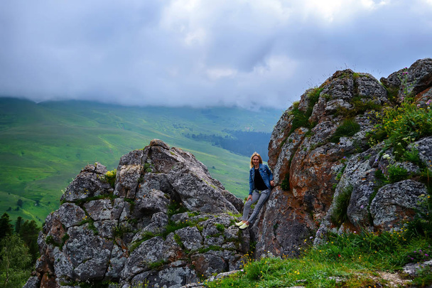 Θηλυκό πεζοπόρος που στέκεται στην άκρη του βράχου - Φωτογραφία, εικόνα