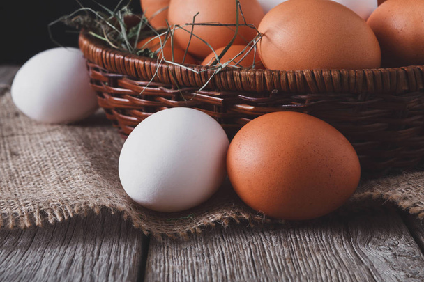 Verse kip, witte en bruine eieren op zak close-up, biologische boerderij - Foto, afbeelding
