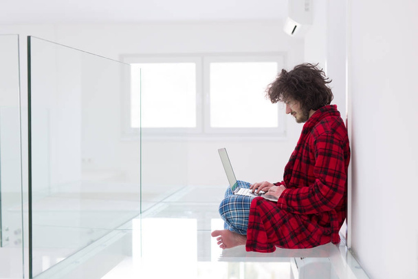 Freelancer in bathrobe working from home - Foto, afbeelding