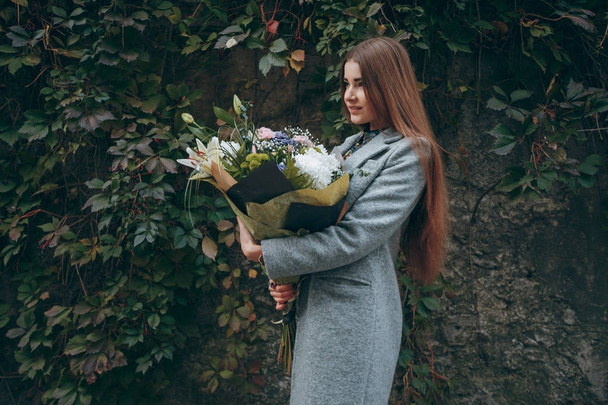 girl with a bouquet - Valokuva, kuva