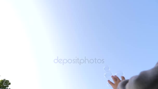 Yavaş hareket büyük bir sabun köpüğü başkalaşım. Güzel büyük sabun köpüğü Close-Up karşı gökyüzü güneşli bir günde uçar. 4k. - Video, Çekim
