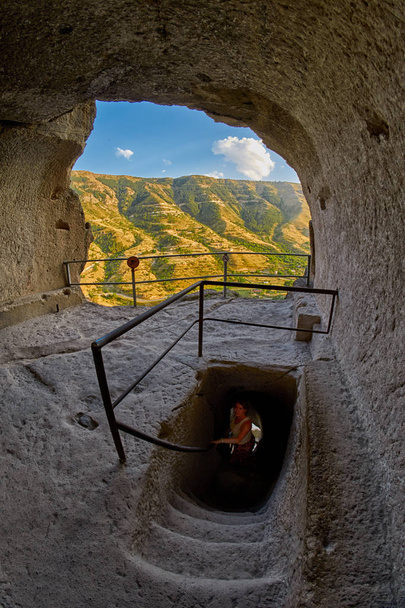 Jeune femme dans la grotte de Vardzia Monastère de Géorgie
 - Photo, image