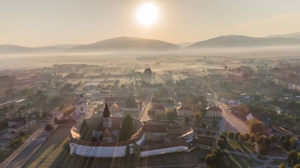 Prejmer köyünde güneş doğuyor. Brasov, Romanya - Fotoğraf, Görsel
