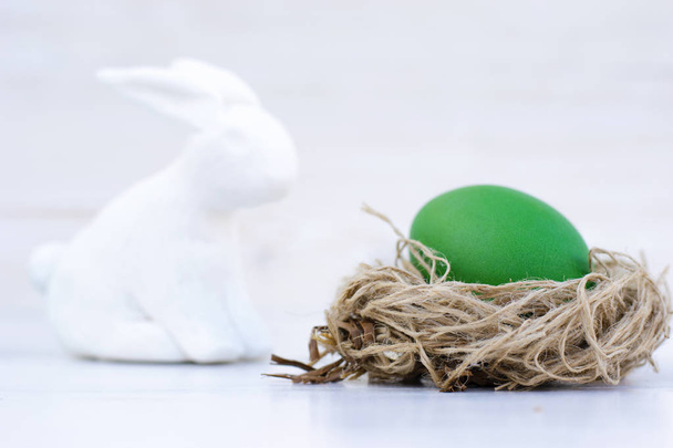 Húsvéti tojás lágy színek, a fehér kopott fa tábla - Fotó, kép