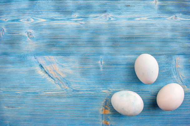 Uova di Pasqua in colori tenui su un tavolo di legno squallido blu
 - Foto, immagini