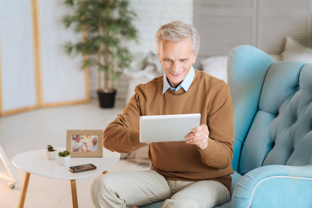 Amazed retired gentleman using his new digital tablet - Zdjęcie, obraz
