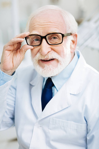 Bliska podekscytowany lekarza w okularach - Zdjęcie, obraz