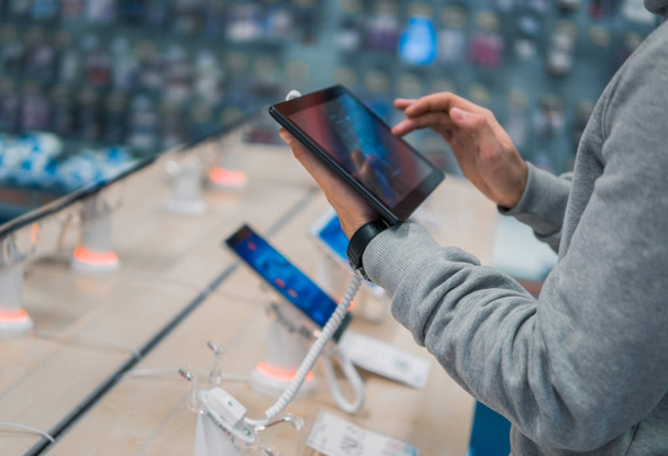 Männliche Kundenhände wählen digitales Tablet - Foto, Bild