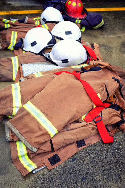 Mantelhut-Feuerlöscher auf dem Boden nach Brand in Brand geraten  - Foto, Bild