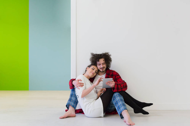 Couple sitting on floor and using internet - Foto, immagini