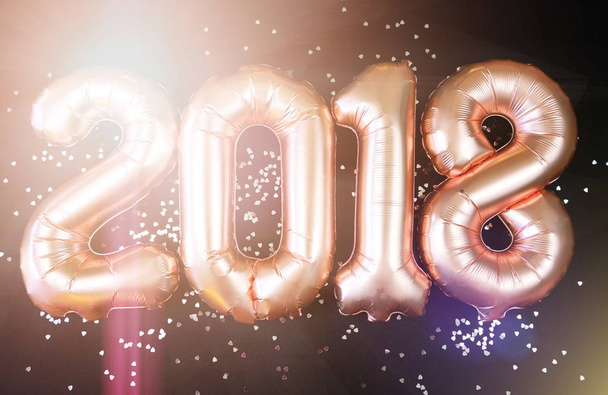 Νέο έτος 2018 μπαλόνια με Αναλαμπή φακού. - Φωτογραφία, εικόνα