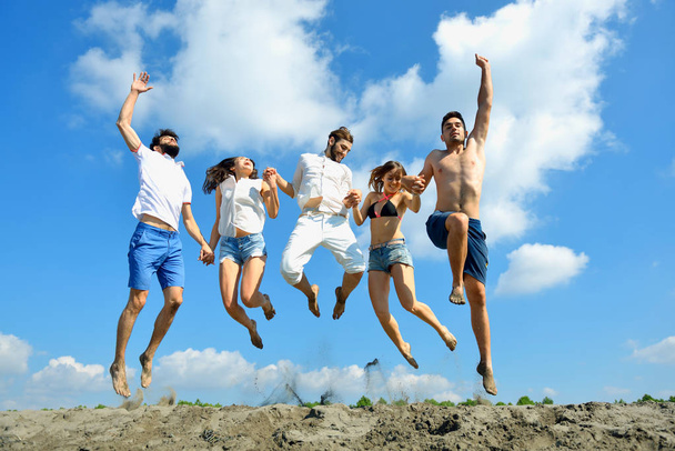 Image de jeunes sautant ensemble en plein air
. - Photo, image