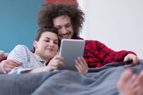 пара отдыха дома с планшетными компьютерами
 - Фото, изображение