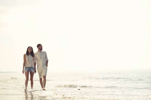 Feliz diversión playa vacaciones pareja caminando juntos riendo divertirse en destino de viaje. - Foto, imagen