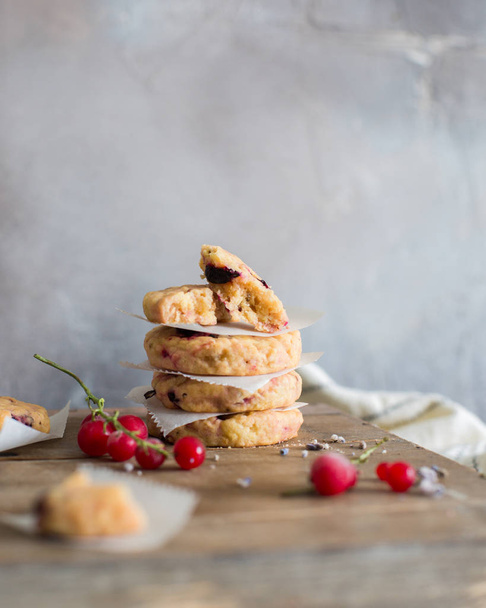 Zelfgemaakte koekjes met polenta, bevroren bessen en rozemarijn. - Foto, afbeelding