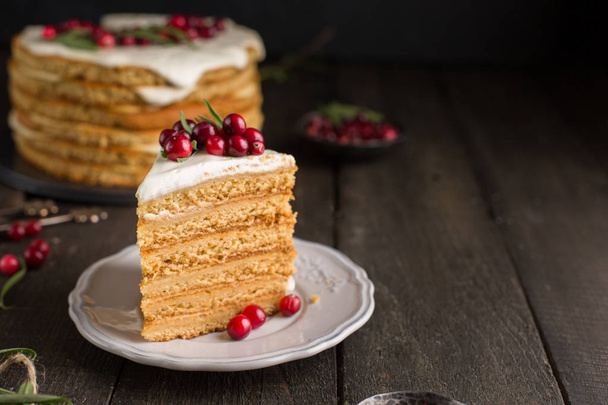 Honey nut ginger and carrot cake decorated with cranberries and rosemary - Фото, зображення