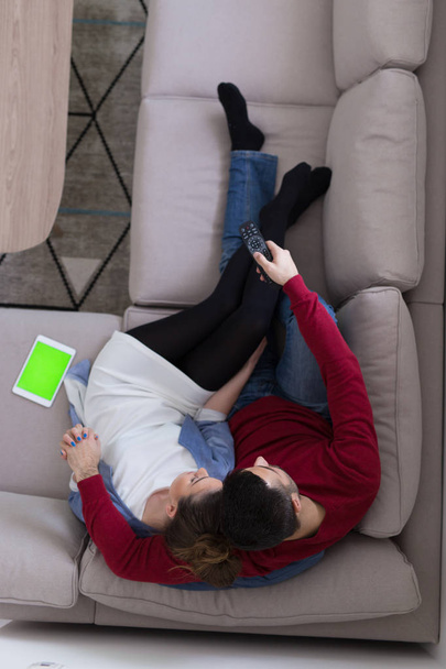 Young couple on watching television - Foto, afbeelding