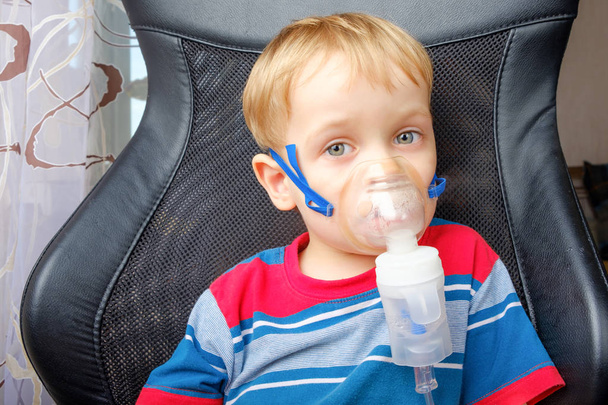 Boy making inhalation with a nebulizer - Foto, Bild
