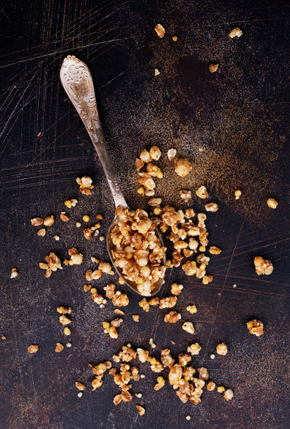 tasty granola in spoon - Foto, afbeelding