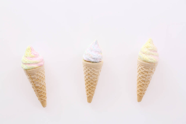 Μίνι παγωτό καραμέλα κώνου απομονωθεί σε λευκό φόντο - Φωτογραφία, εικόνα