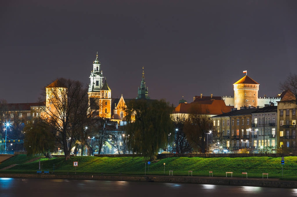 Нічний погляд замку Вавель у Кракові, Польща - Фото, зображення