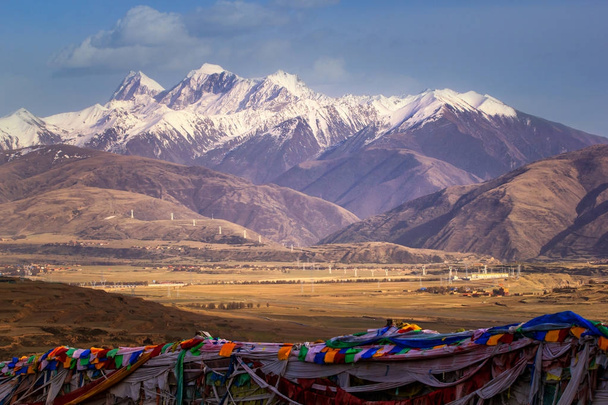 Kylä vuorella kuuluisa maamerkki Ganzi, Sichuan, Kiina
 - Valokuva, kuva