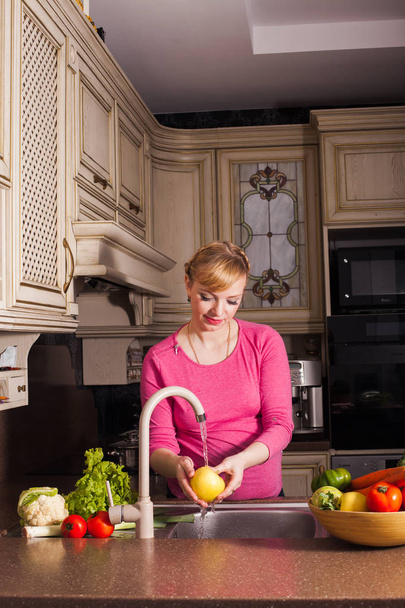 Woman in the kitchen - Foto, immagini