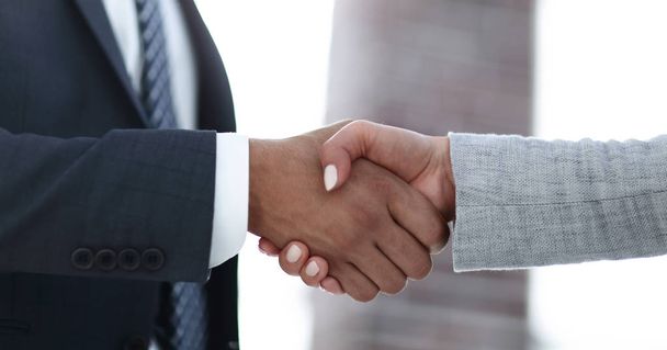 Des hommes d'affaires serrent la main après une réunion d'affaires réussie
 - Photo, image