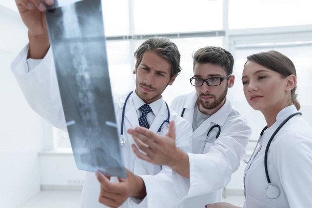 Tři lékaři jisti, zkontrolujte rentgen - Fotografie, Obrázek