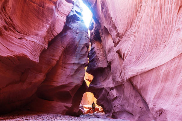 Happy Canyon cena fantástica. Formações de arenito coloridas incomuns em desertos de Utah são destino popular para caminhantes. - Foto, Imagem