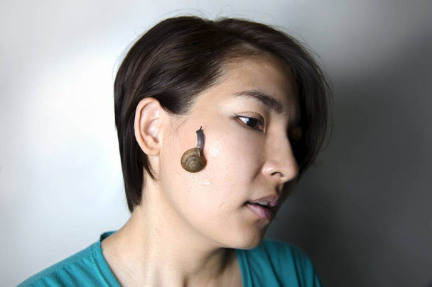 salyangoz masaj Asyalı kadının yüzünde - Fotoğraf, Görsel