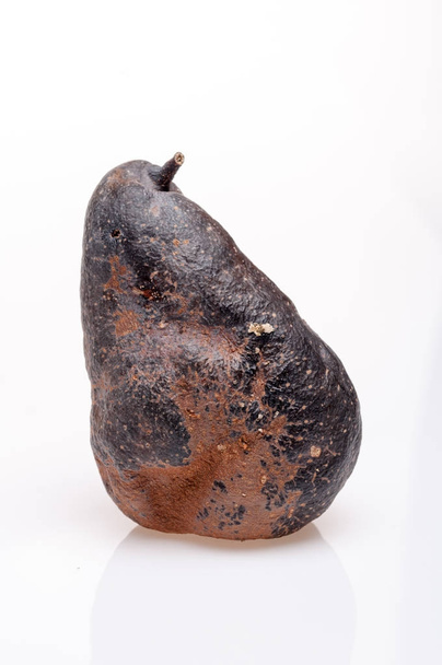 Gerimpeld en rotte bruine peer geïsoleerd - Foto, afbeelding