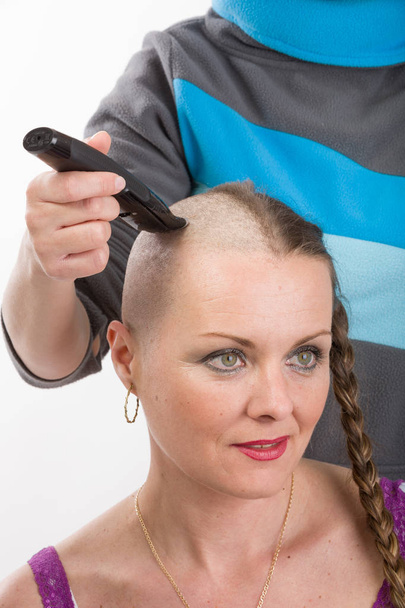 gyönyörű nő rákos beteg borotválkozás haj - Fotó, kép