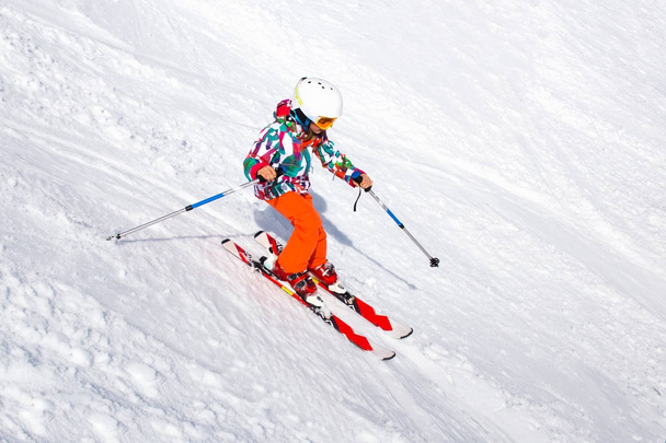 niña en estación de esquí
 - Foto, imagen