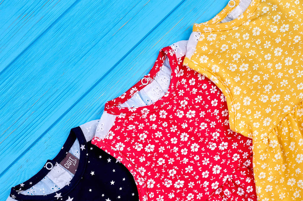 Nahaufnahme von Sommerkleidung für Kinder. - Foto, Bild