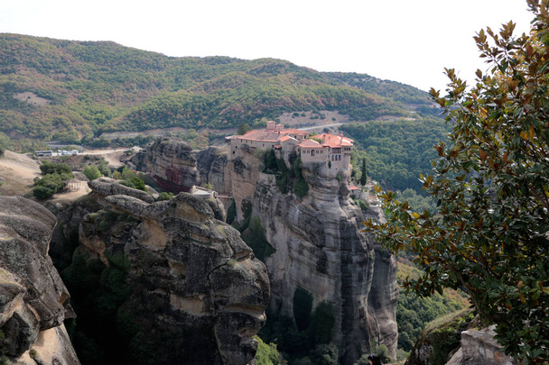 Panoramiczny widok na klasztor Świętego Varlaam umieszczone na skraju wysokiej skale, Kastraki, Greece - Zdjęcie, obraz