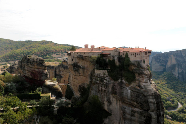 Panoramablick auf das heilige Kloster von Varlaam am Rande des hohen Felsens, Kastrki, Griechenland - Foto, Bild