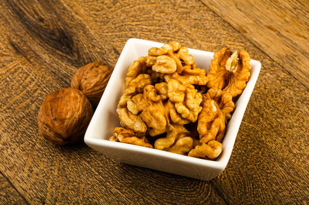 Opened walnuts in bowl - Foto, afbeelding