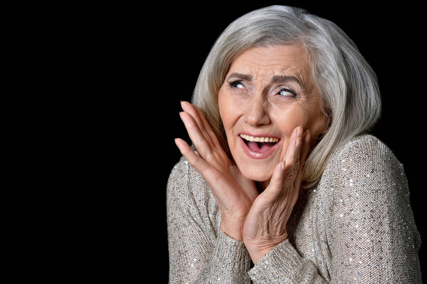 sonriente mujer mayor posando
  - Foto, imagen