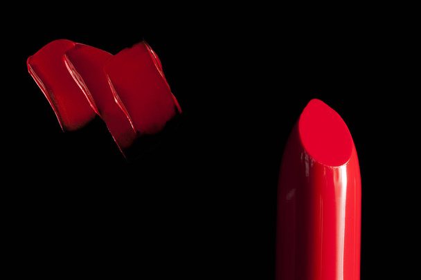Hermoso fondo con lápiz labial rojo
 - Foto, Imagen