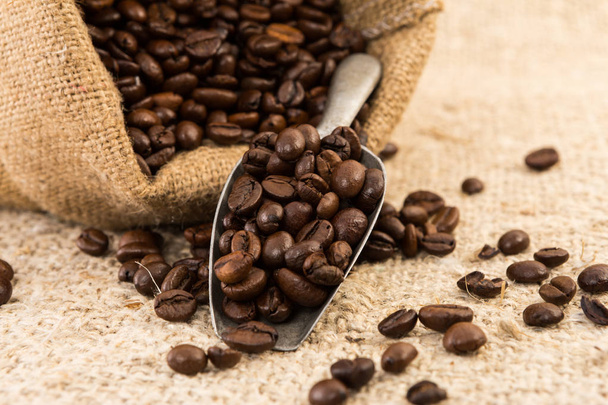 Železnou naběračka nebo lžíce čerstvá pražená kávová zrna - Fotografie, Obrázek
