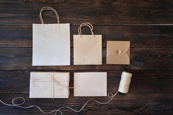 Coffret cadeau et poignée en carton kraft Mockup Paquet sur fond en bois pour le design Site Web Contexte
 - Photo, image