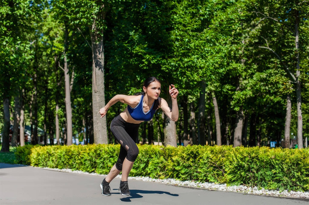 sportive teen running in the park - Valokuva, kuva