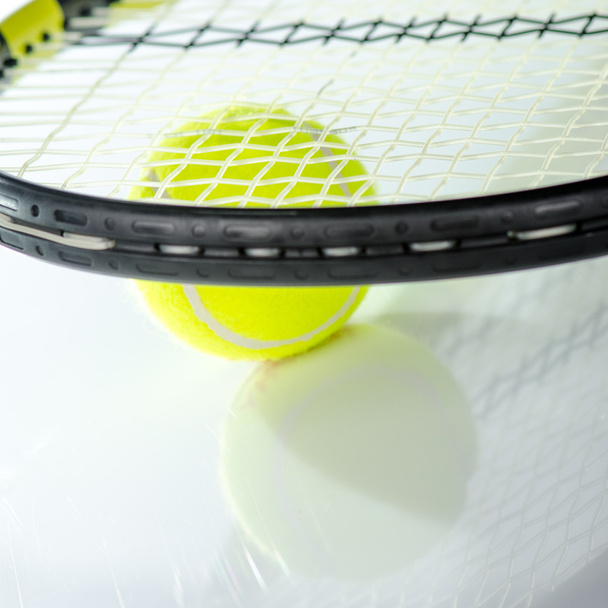 Tennis ball and racket - Foto, afbeelding