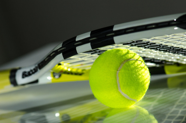 μπάλα του τένις και ρακέτα - Φωτογραφία, εικόνα