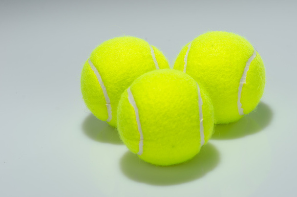 Tres pelotas de tenis
 - Foto, imagen