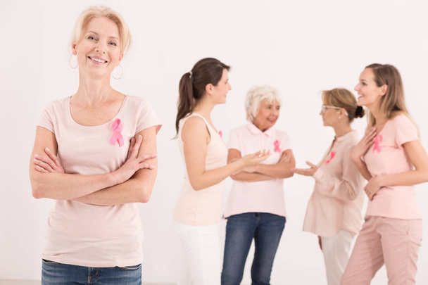 Sobrevivientes de cáncer de mama multigeneracional feliz
 - Foto, Imagen