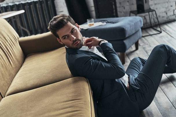 man in full suit sitting on floor - Fotografie, Obrázek