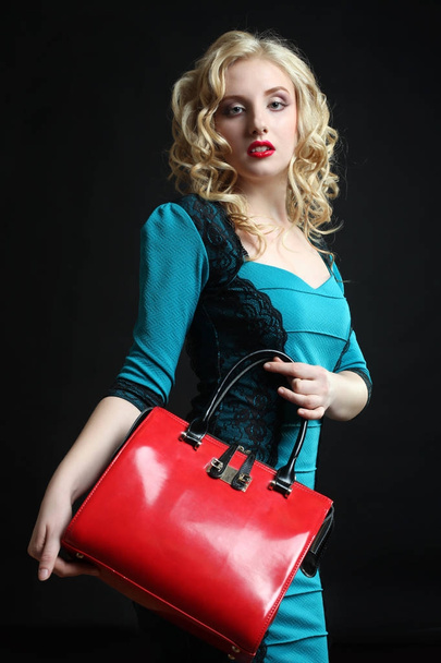 Chica con una bolsa roja
 - Foto, Imagen